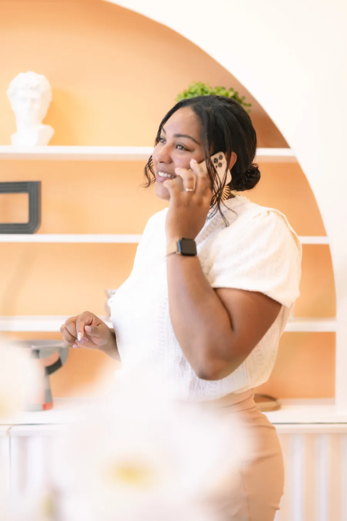 Aurélie, coach de la BAO Académie au téléphone.