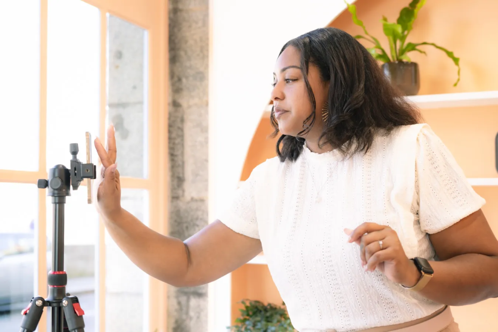 Aurélie coach de la BAO Académie paramétrant son téléphone pour la création de contenus