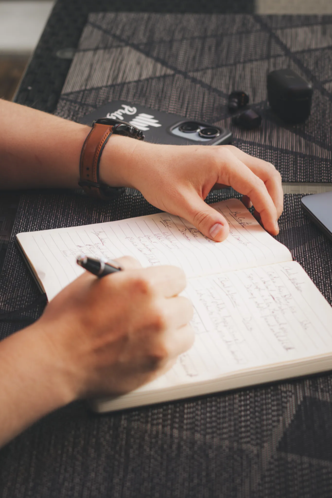 Ecriture manuscrite de l'histoire des clients de l'agence Pulsio sur une photographie de branding