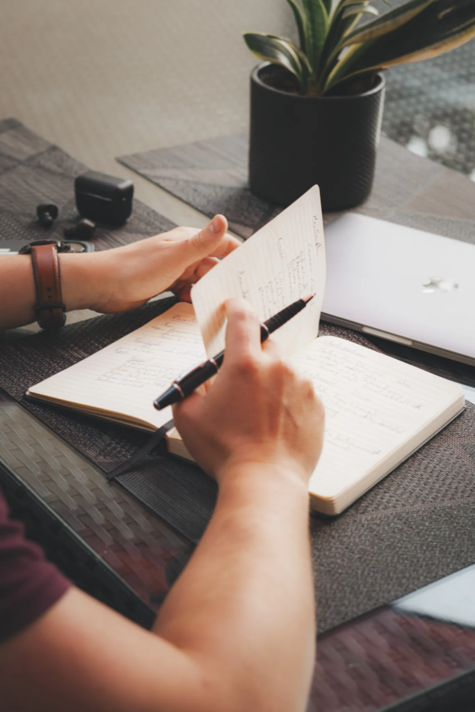 Ecriture manuscrite de l'histoire des clients de l'agence Pulsio sur une photographie de branding