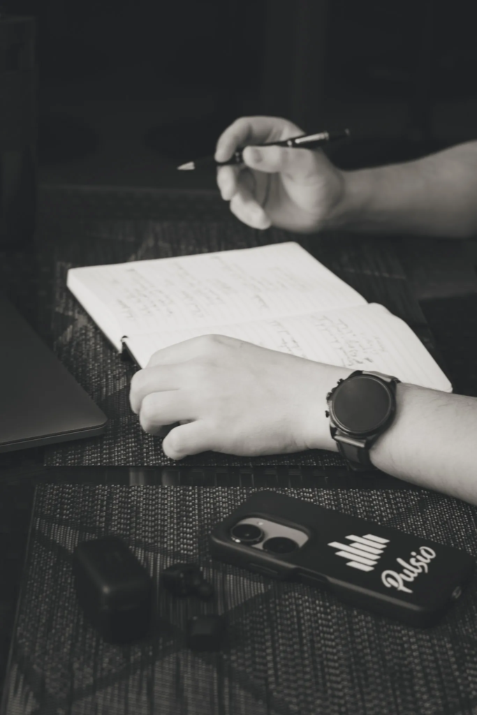 Ecriture manuscrite de l'histoire des clients de l'agence Pulsio sur une photographie de branding