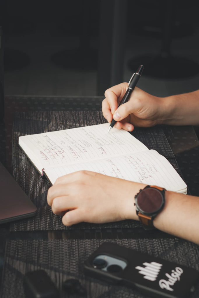 Ecriture manuscrite de l'histoire des clients de l'agence Pulsio sur une photographie de branding