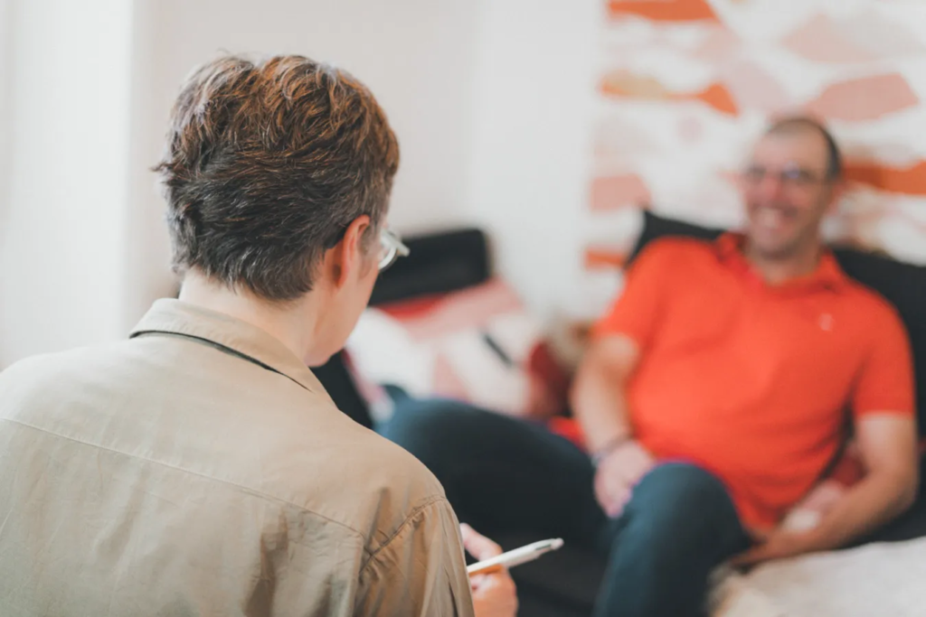 Photographie de branding de Magali Bender donnant une séance d'hypnose à un client